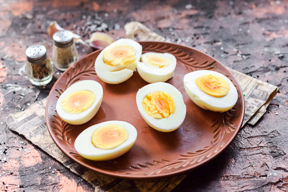 Фаршированные яйца творогом и чесноком рецепт фото 2